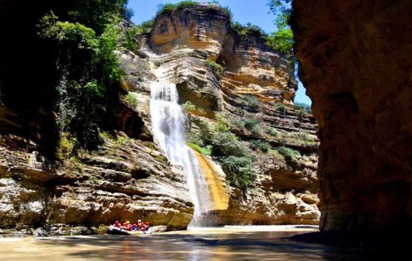 RAFTING THROUGH THE OSUM CANYONS
